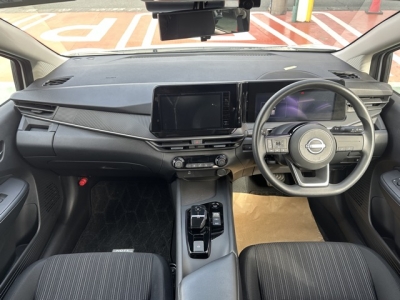 ノート(ニッサン)中古車 後席から見た前席