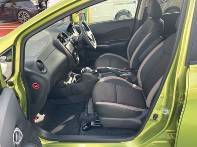 ノート(ニッサン)中古車 前席内装