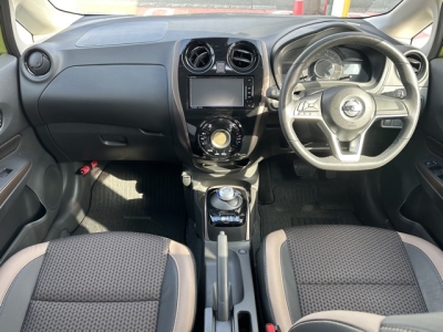 ノート(ニッサン)中古車 後席から見た前席