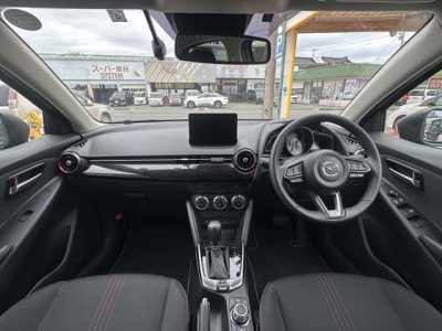 MAZDA2(マツダ)中古車 後席から見た前席