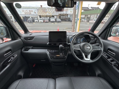 新型ルークス(ニッサン)中古車 後席から見た前席