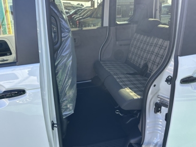 N-BOX(ホンダ)届出済未使用車 後席内装