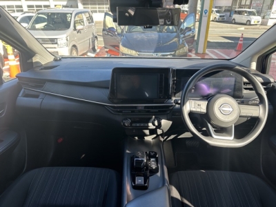 ノート(ニッサン)中古車 後席から見た前席