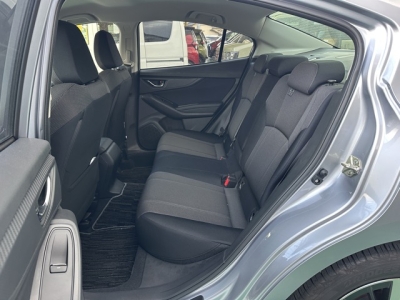 インプレッサG4(スバル)中古車 後席内装