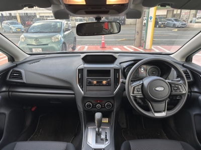 インプレッサG4(スバル)中古車 後席から見た前席