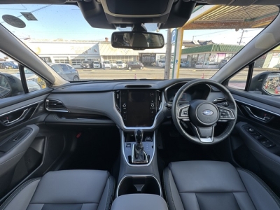 レガシィアウトバック(スバル)中古車 後席から見た前席