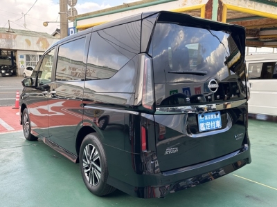 セレナ(ニッサン)登録済未使用車 後方