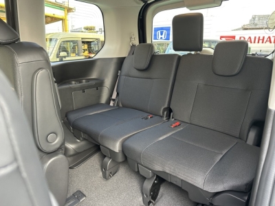 セレナ(ニッサン)登録済未使用車 後席から見た前席