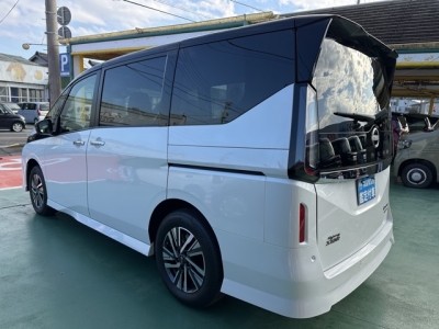 セレナ(ニッサン)登録済未使用車 後方