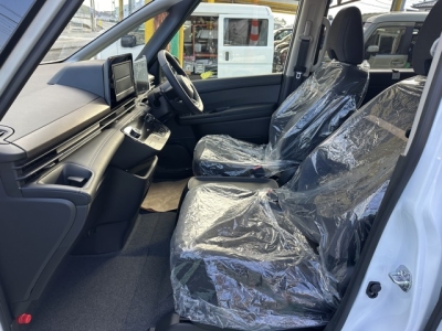 セレナ(ニッサン)登録済未使用車 前席内装