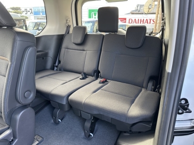 セレナ(ニッサン)登録済未使用車 後席から見た前席