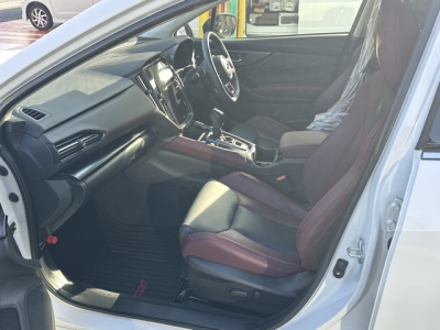 レヴォーグ(スバル)中古車 前席内装