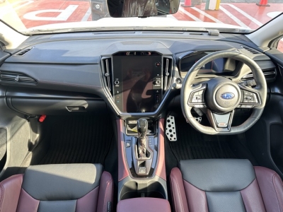 レヴォーグ(スバル)中古車 後席から見た前席