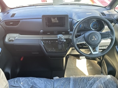 デリカミニ(三菱)届出済未使用車 後席から見た前席