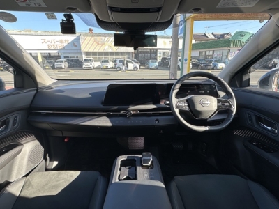 アリア(ニッサン)中古車 後席から見た前席