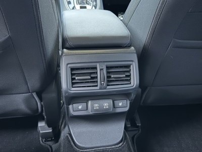 レヴォーグ(スバル)中古車 後席から見た前席