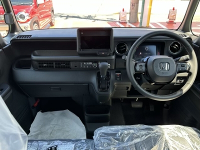 新型N-BOX(ホンダ)届出済未使用車 後席から見た前席