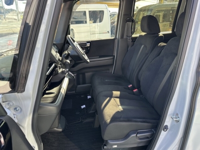 N-BOXカスタム(ホンダ)中古車 前席内装