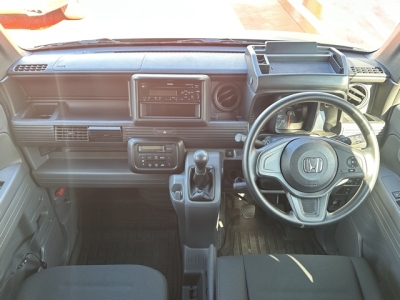 N-VAN(ホンダ)中古車 後席から見た前席
