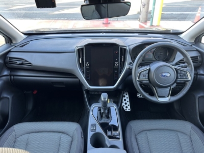 クロストレック(スバル)中古車 後席から見た前席