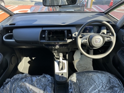 フィット(ホンダ)中古車 後席から見た前席