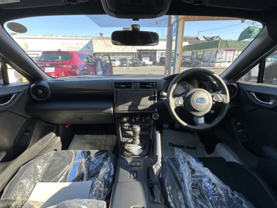 BRZ(スバル)登録済未使用車 後席から見た前席