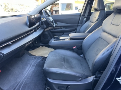 アリア(ニッサン)中古車 前席内装