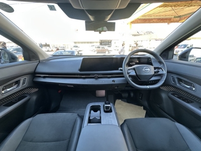 アリア(ニッサン)中古車 後席から見た前席