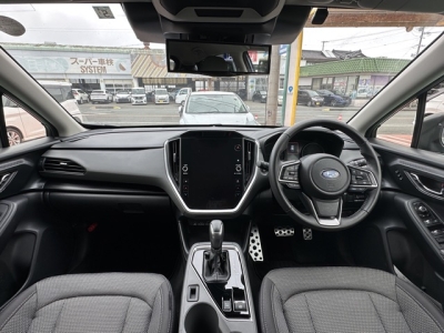 クロストレック(スバル)中古車 後席から見た前席