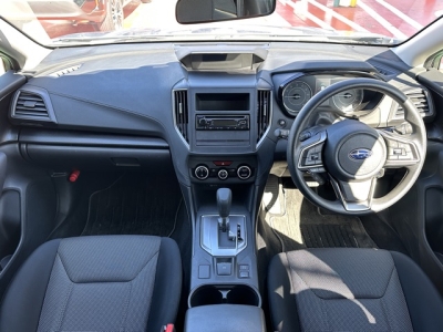 インプレッサスポーツ(スバル)中古車 後席から見た前席