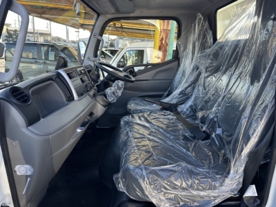 キャンター(三菱)レンタ登録済未使用車 前席内装
