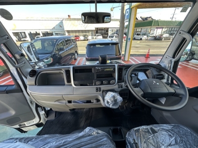 キャンター(三菱)レンタ登録済未使用車 後席内装