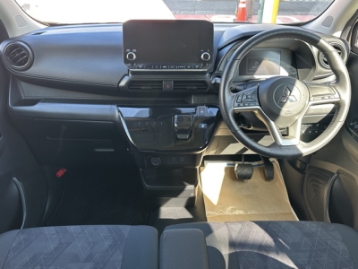 ekクロス(三菱)中古車 後席から見た前席