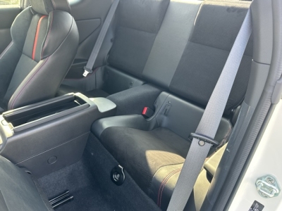 BRZ(スバル)中古車 後席内装