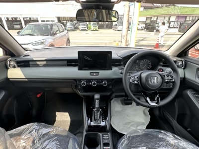 ヴェゼル(ホンダ)新車見本展示無 後席から見た前席