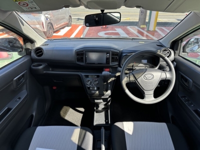 ミライース(ダイハツ)中古車 後席から見た前席