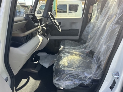 新型N-BOX(ホンダ)届出済未使用車 前席内装