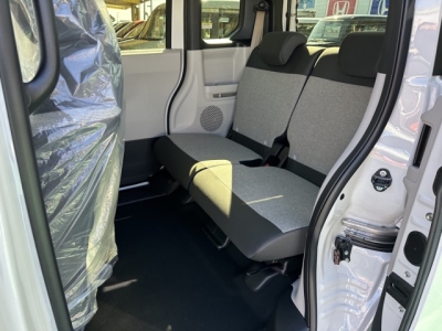 新型N-BOX(ホンダ)届出済未使用車 後席内装