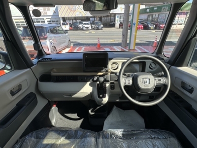新型N-BOX(ホンダ)届出済未使用車 後席から見た前席