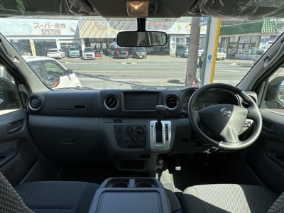 キャラバン(ニッサン)レンタ登録済未使用車 後席から見た前席