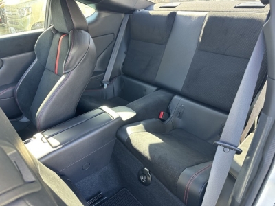 BRZ(スバル)中古車 後席内装