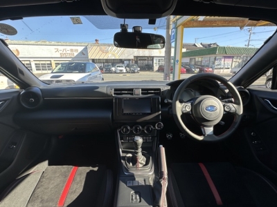 BRZ(スバル)中古車 後席から見た前席