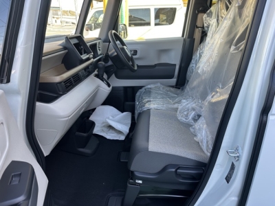 新型N-BOX(ホンダ)届出済未使用車 前席内装