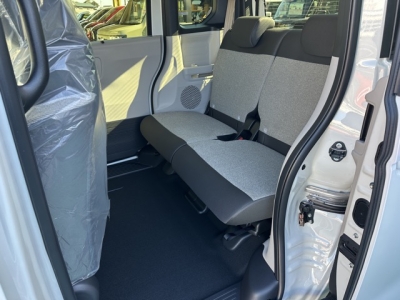 新型N-BOX(ホンダ)届出済未使用車 後席内装