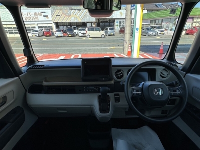 新型N-BOX(ホンダ)届出済未使用車 後席から見た前席