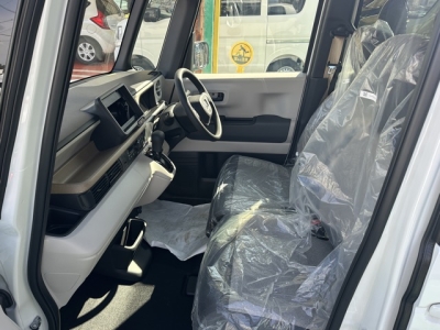 新型N-BOX(ホンダ)届出済未使用車 前席内装