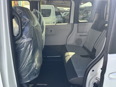 新型N-BOX(ホンダ)届出済未使用車 後席内装