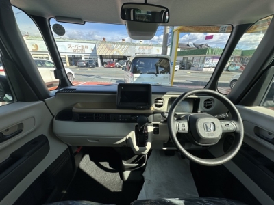 新型N-BOX(ホンダ)届出済未使用車 後席から見た前席