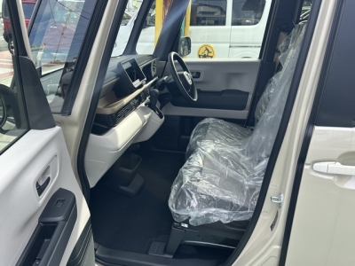 新型N-BOX(ホンダ)届出済未使用車 前席内装