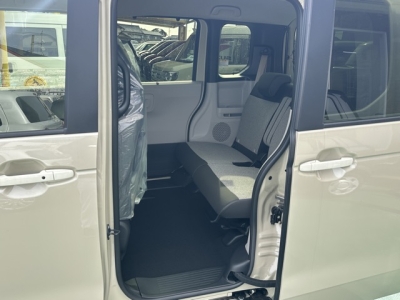 新型N-BOX(ホンダ)届出済未使用車 後席内装
